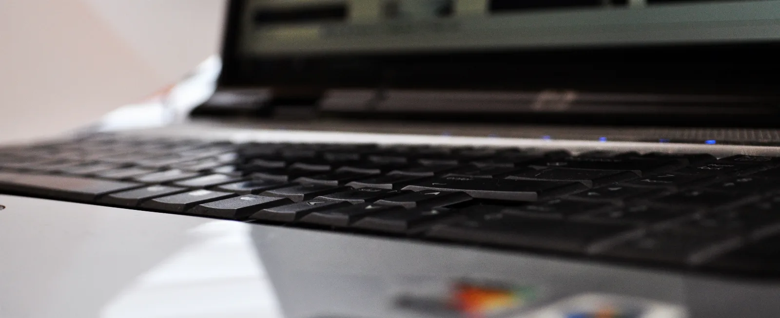 Primer plano panoramico del teclado de una laptop