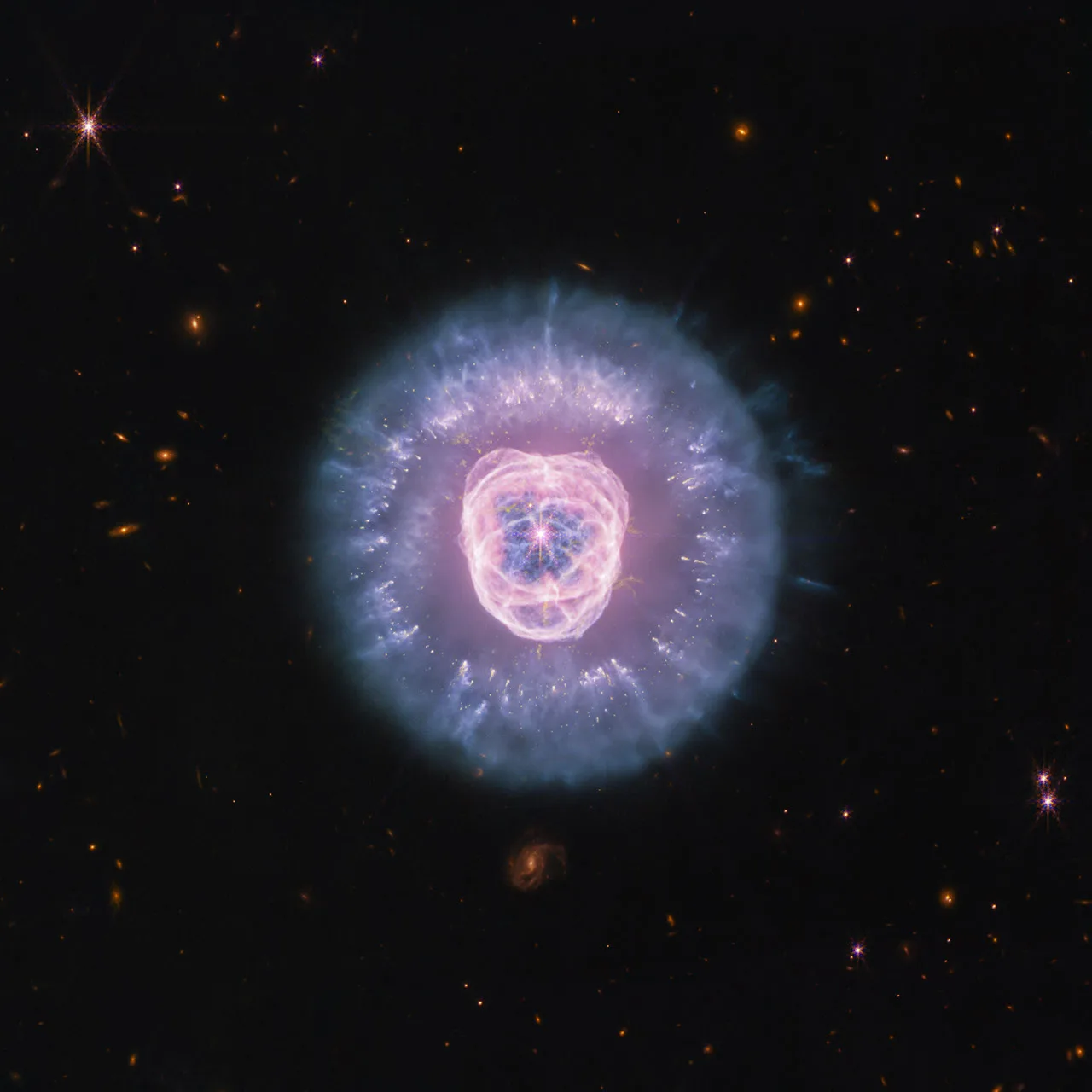 JWST revela en detalle la Nebulosa Cabeza de León, remanente de una estrella como el Sol