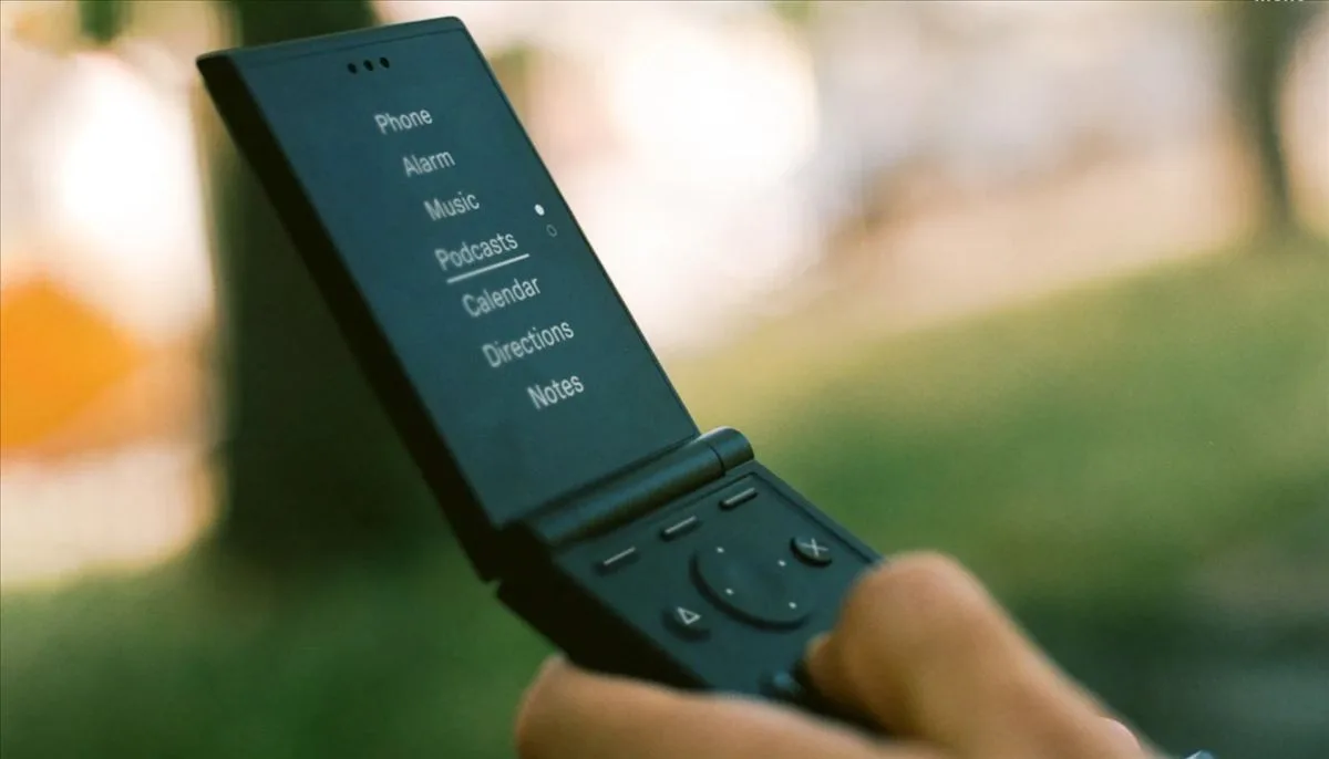 Teléfono plegable Light Flip con diseño minimalista y teclado físico T9